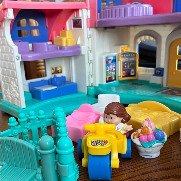 Fisher Price Little People Sweet Sounds Home Dollhouse with Accessories - Picture 4 of 4